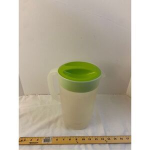 Rubbermaid pitcher 1gal green lid -some discoloration‎